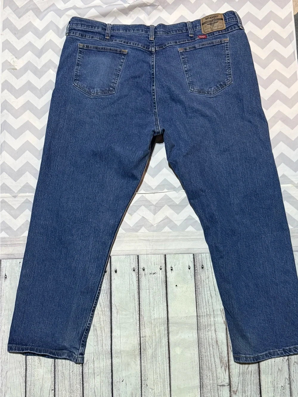 Wrangler Premium Quality Men's Straight Jeans in Classic Denim Blue size 44 x 29
